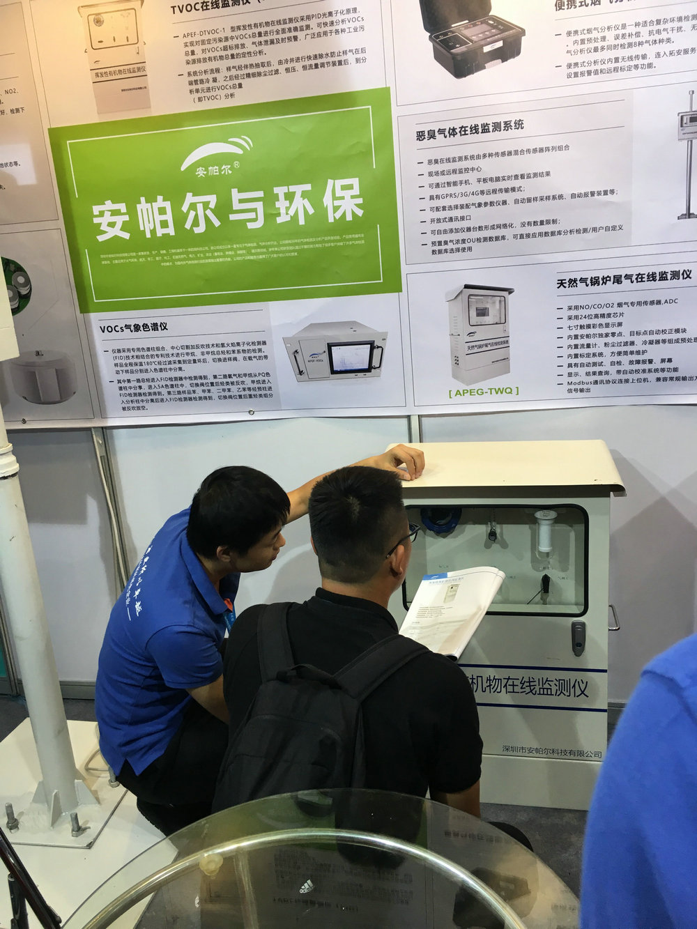 工程師為客戶做產品講解，客戶非常感興趣，觸摸安帕爾的產品